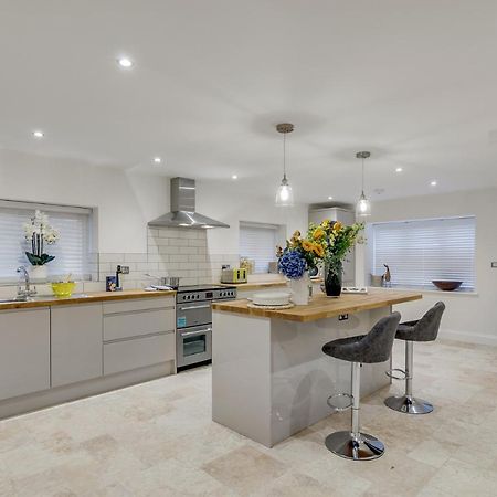 Spacious 6-Bed Home, Near The Norfolk Broads Clippesby Exterior photo