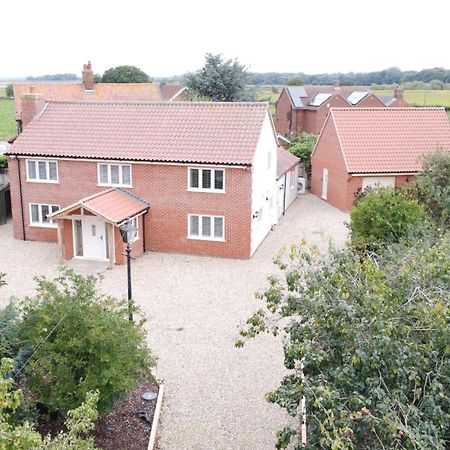 Spacious 6-Bed Home, Near The Norfolk Broads Clippesby Exterior photo