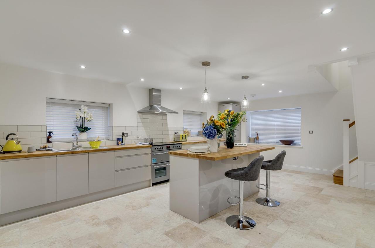 Spacious 6-Bed Home, Near The Norfolk Broads Clippesby Exterior photo