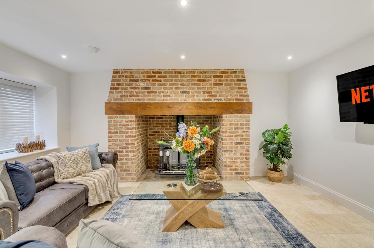 Spacious 6-Bed Home, Near The Norfolk Broads Clippesby Exterior photo