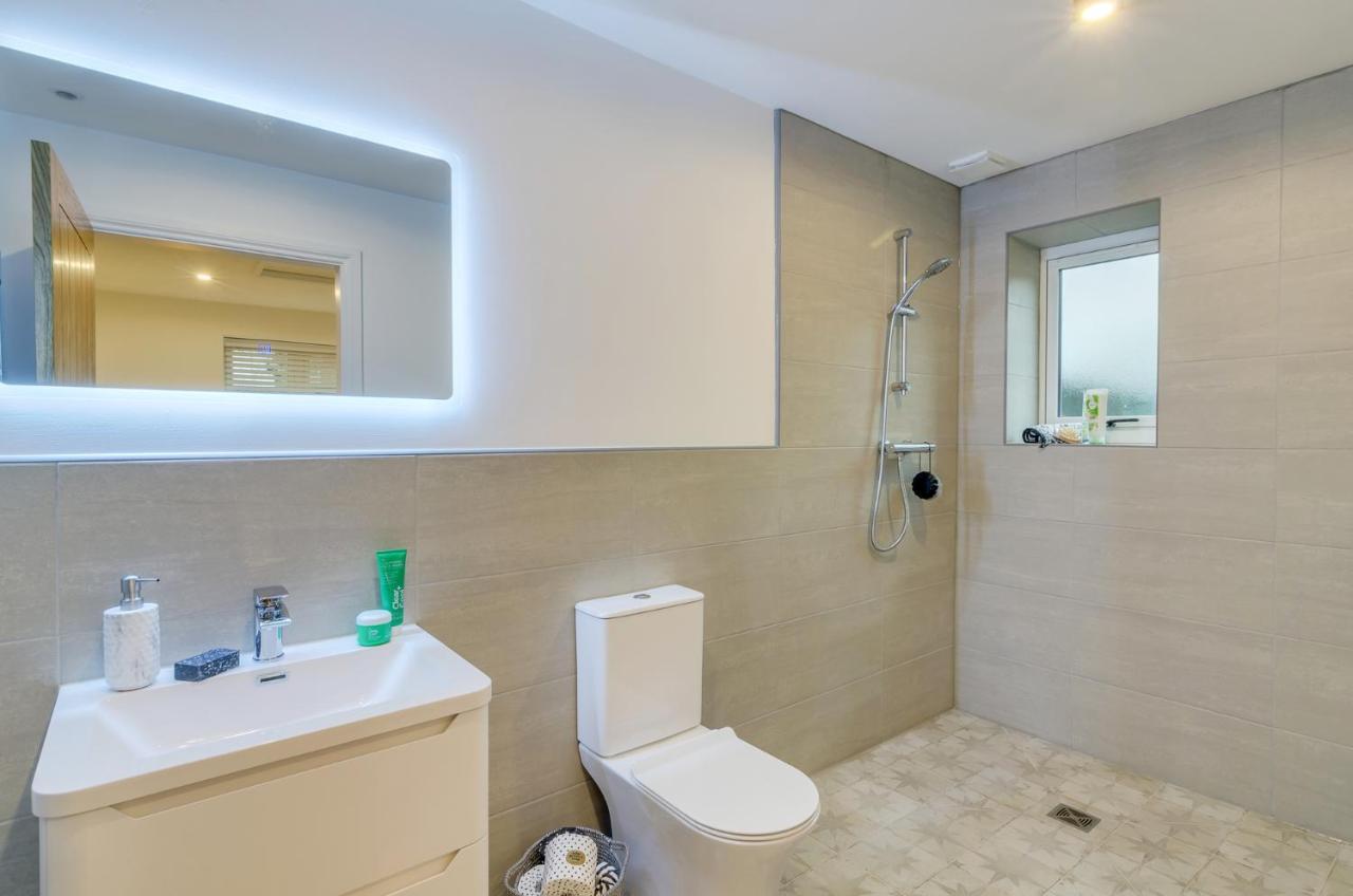 Spacious 6-Bed Home, Near The Norfolk Broads Clippesby Exterior photo