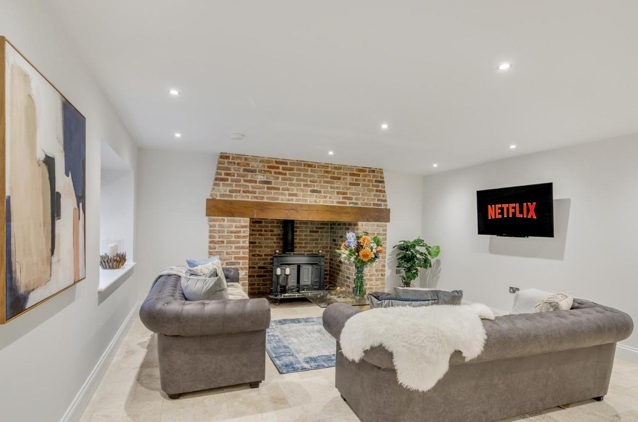 Spacious 6-Bed Home, Near The Norfolk Broads Clippesby Exterior photo
