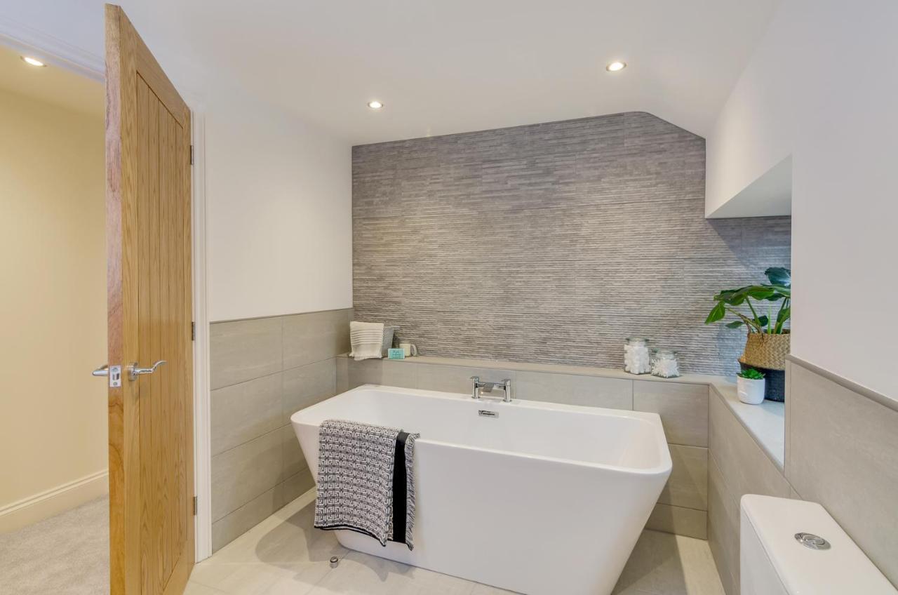 Spacious 6-Bed Home, Near The Norfolk Broads Clippesby Exterior photo