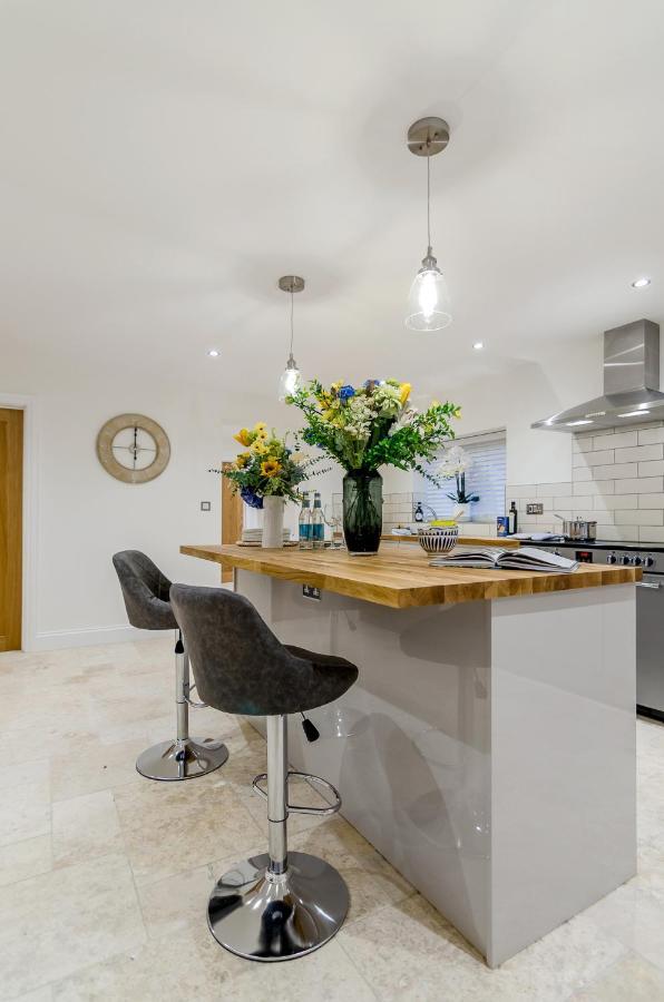 Spacious 6-Bed Home, Near The Norfolk Broads Clippesby Exterior photo