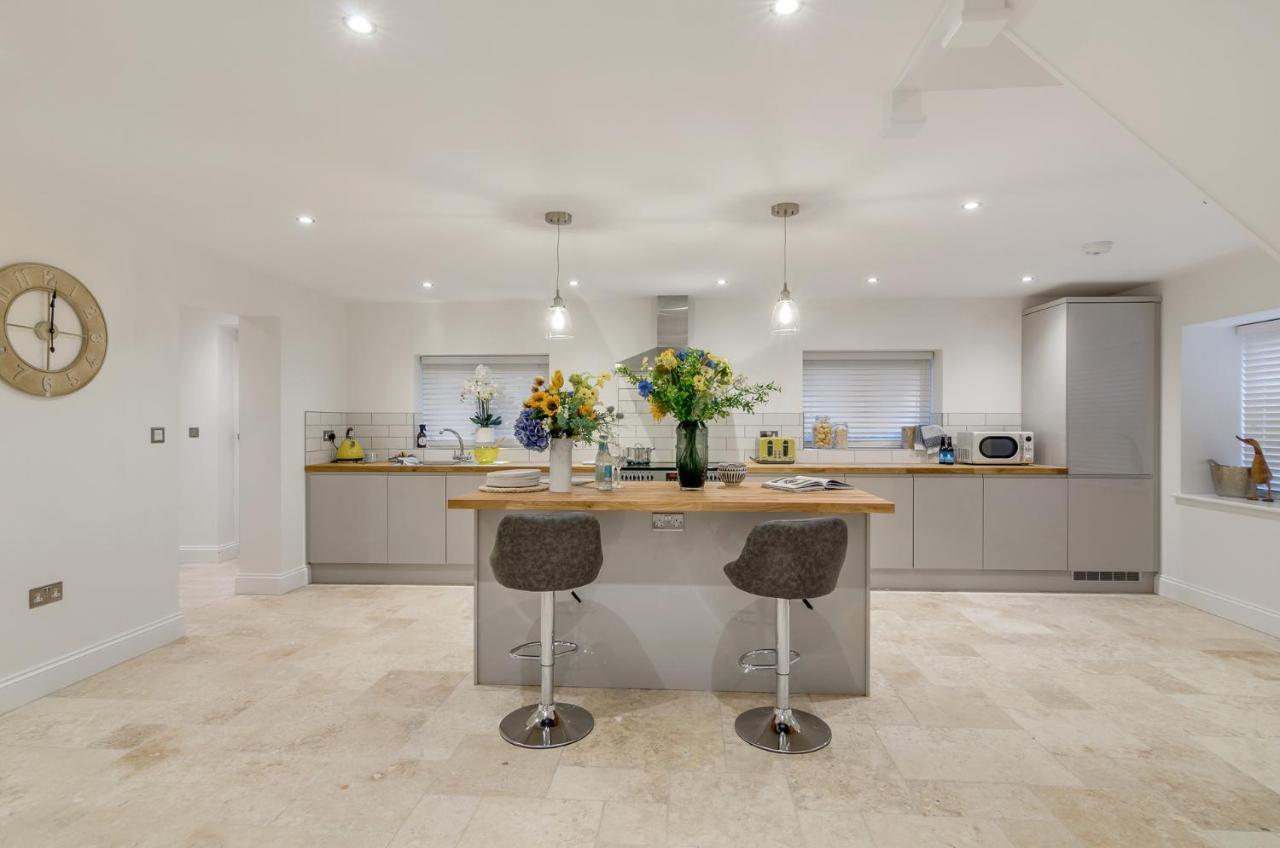 Spacious 6-Bed Home, Near The Norfolk Broads Clippesby Exterior photo