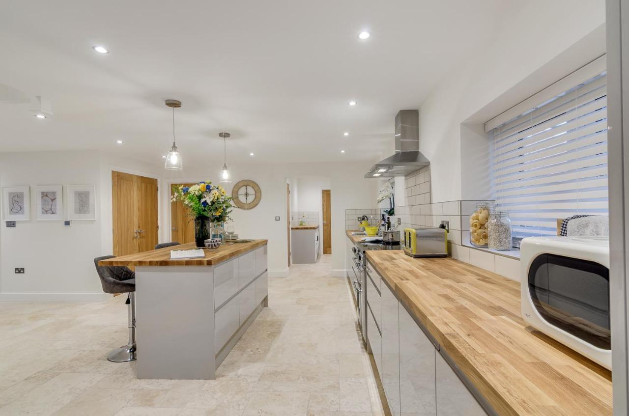 Spacious 6-Bed Home, Near The Norfolk Broads Clippesby Exterior photo