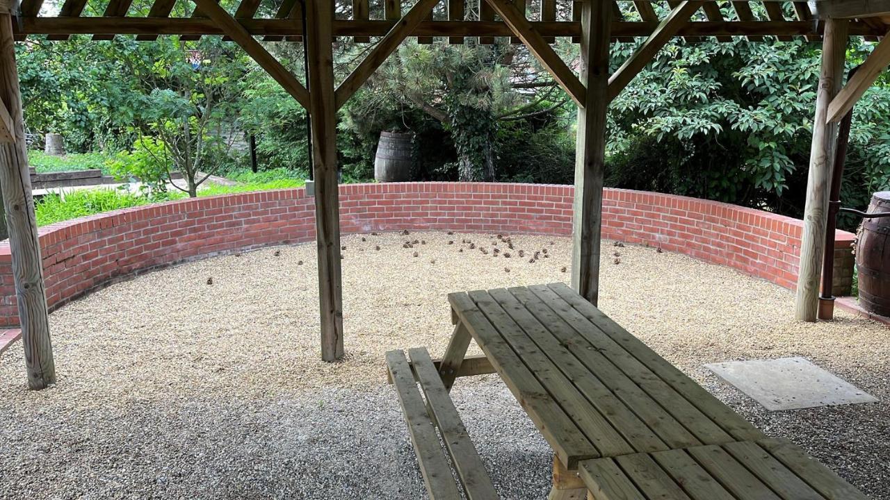Spacious 6-Bed Home, Near The Norfolk Broads Clippesby Exterior photo
