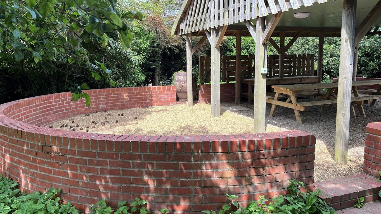 Spacious 6-Bed Home, Near The Norfolk Broads Clippesby Exterior photo