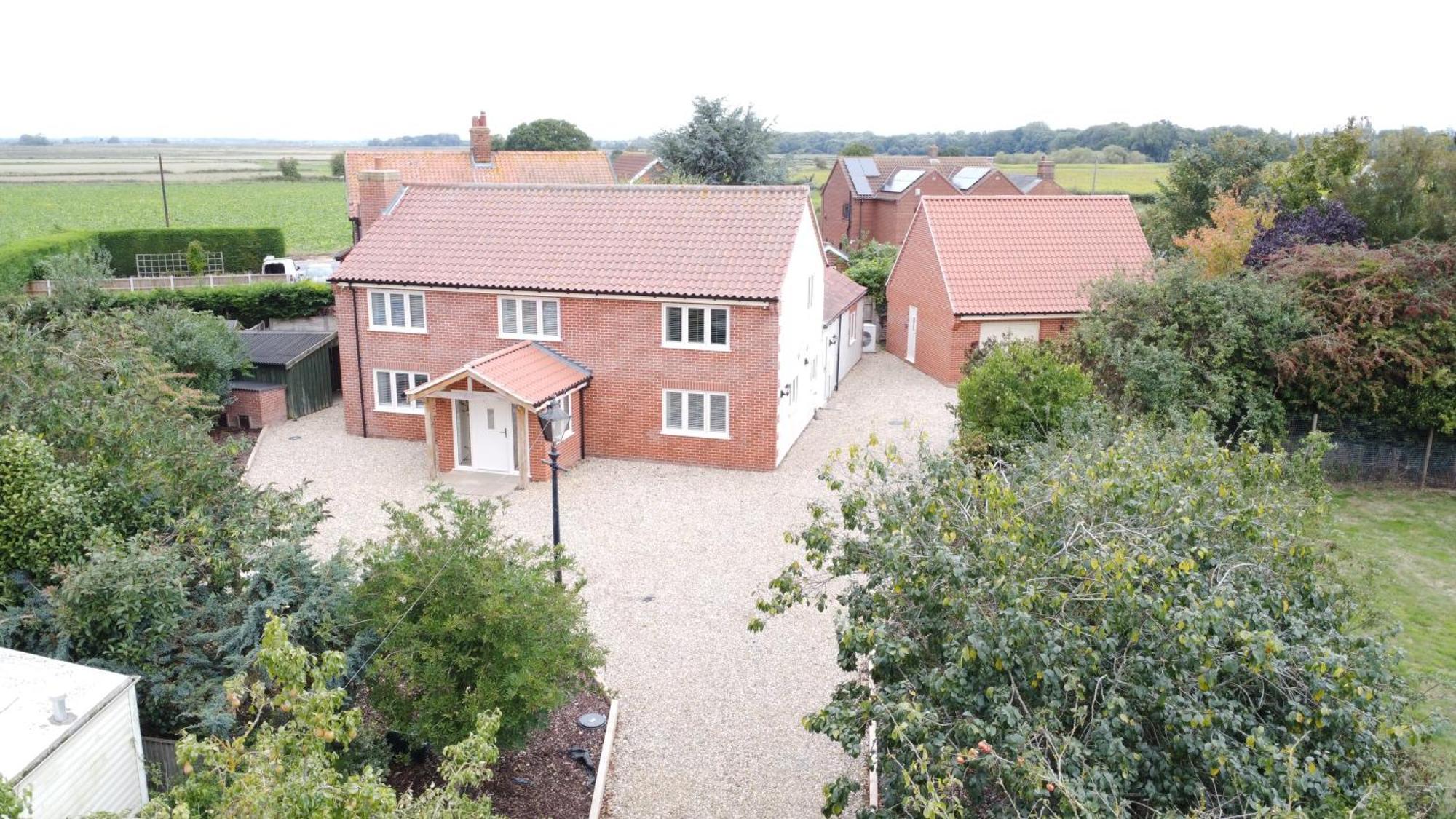 Spacious 6-Bed Home, Near The Norfolk Broads Clippesby Exterior photo