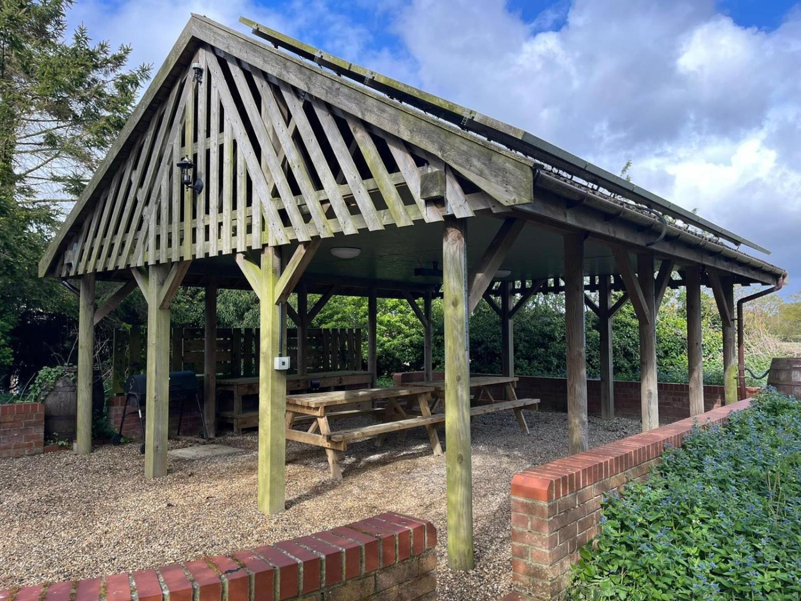 Spacious 6-Bed Home, Near The Norfolk Broads Clippesby Exterior photo